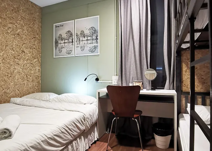 Foresttel.bkk Hostel *
